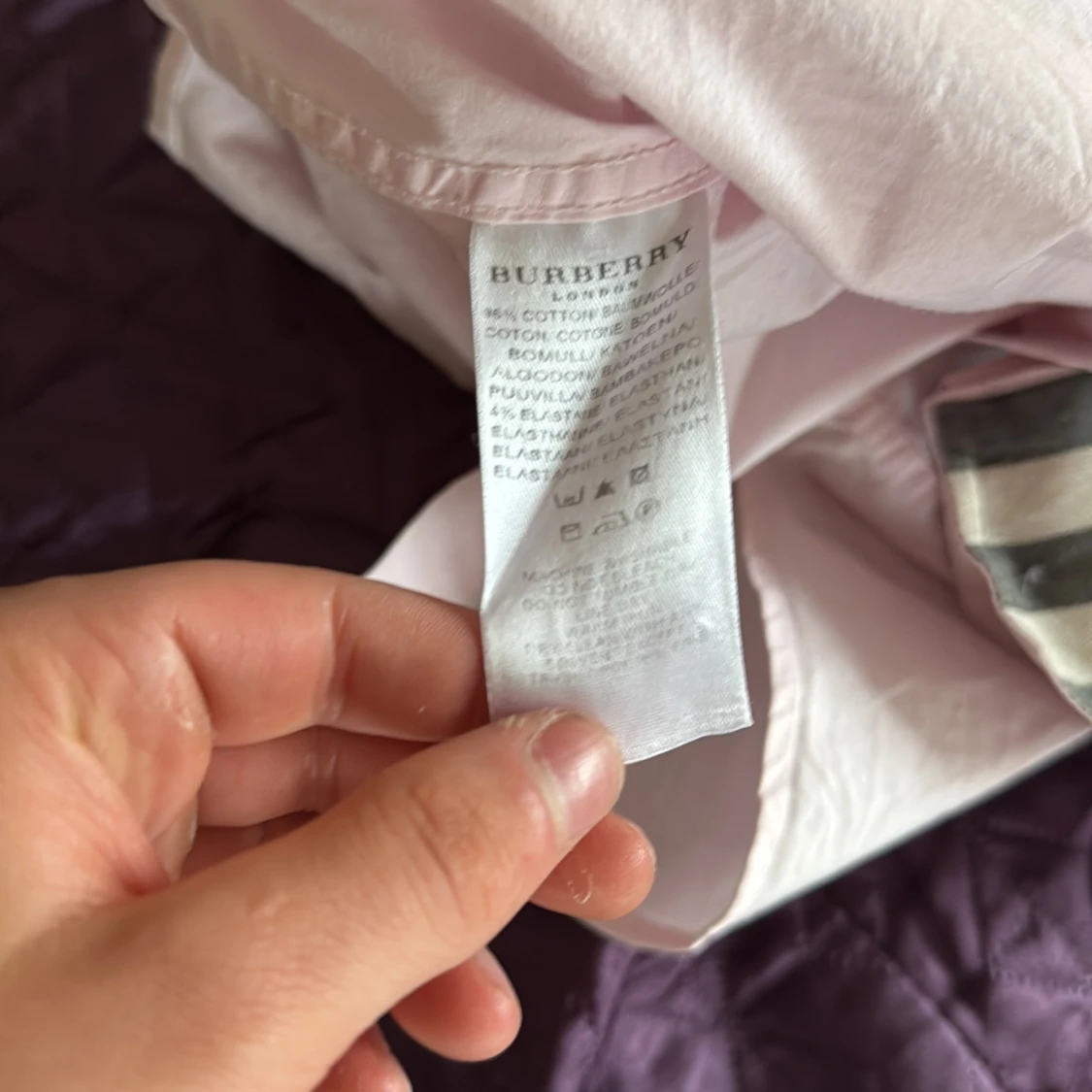 Ljusrosa Burberry skjorta med rutiga detaljer - 4