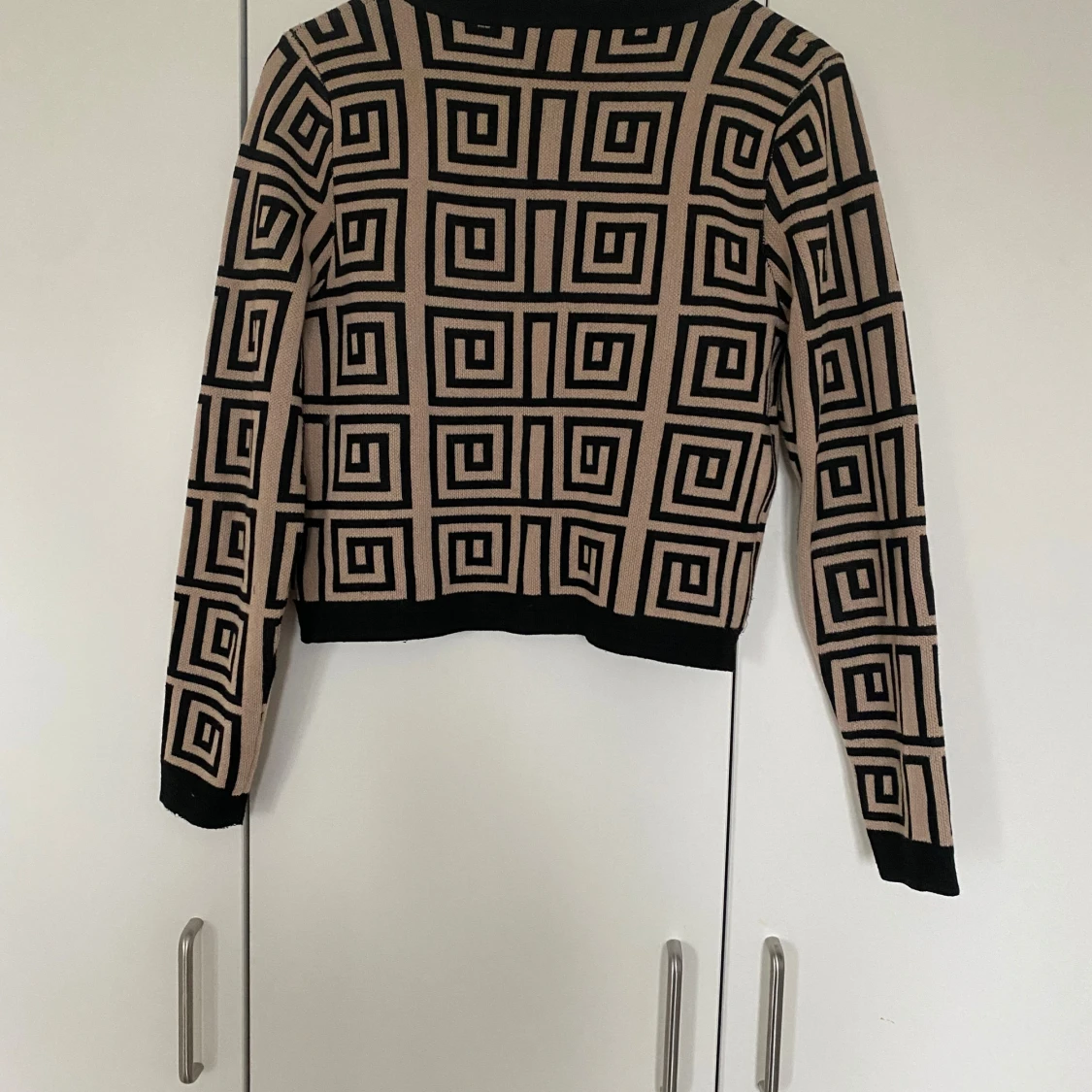 Beige och svart kofta  - 1