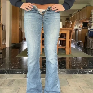 Lee jeans  - Köpte på Vinted men säljer eftersom de inte passade mig. Midjemåttet är 32cm och innerbesnlängden är 78cm💕💕