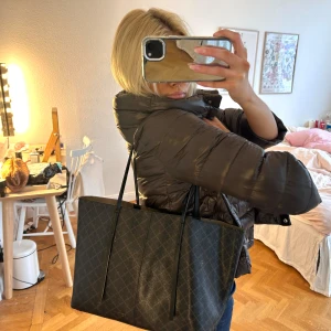 By Malene Birger väska  - supersnygg väska, liten defekt vid ena handtaget men i övrigt som ny 💓💓