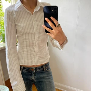 Figursydd skjorta från hm - Säljer en figursydd skjorta från hm!! Aldrig använd och jätte snygg till jeans eller kostymbyxor🩵🩵 storlek xxs 