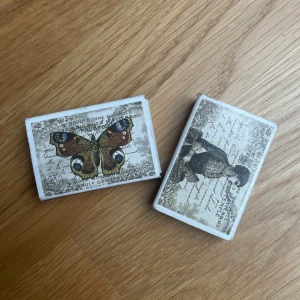 Samlarobjekt tändstickeask - Två tändstickeaskar, den me fjärilen har en liten skada, skickar gärna fler bilder. 10kr var