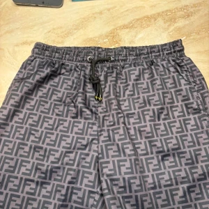 Shorts  - Säljer ett par feta shorts i färgen svart skriv vid frågor 