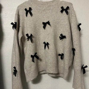 Stickad tröja - KÖP MED FRI FRAKT!!! FINNS ETT NYTT INLÄGG PÅ MIN PROFIL SÅ SLIPPER DU LÄGGA EXTRA PENGAR!💕