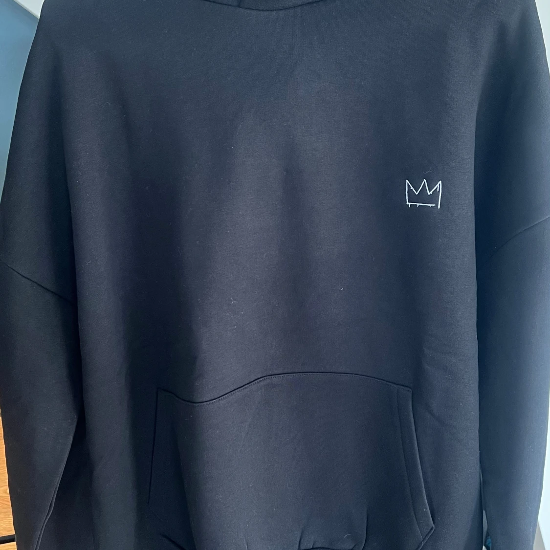 Svart Hov1 hoodie Vi Dansar Vidare - 1