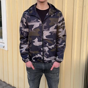 Camo windbreaker/höstjacka - Utförsäljning!!’ Säljer en snygg vind/höstjacka från Lindfors i mörk camouflage med dragkedja och huva. Perfekt för de kyligare vädret nu efter sommaren, har alla storlekar från xs,s,m,L samt att jackorna är helt nya och inplastade för 199kr✅