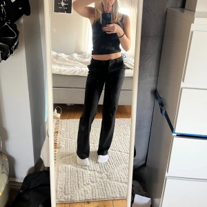 Svarta kostymbyxor med raka ben - Säljer ett par svarta kostymbyxor med klassisk rak passform. Jag är 166. 