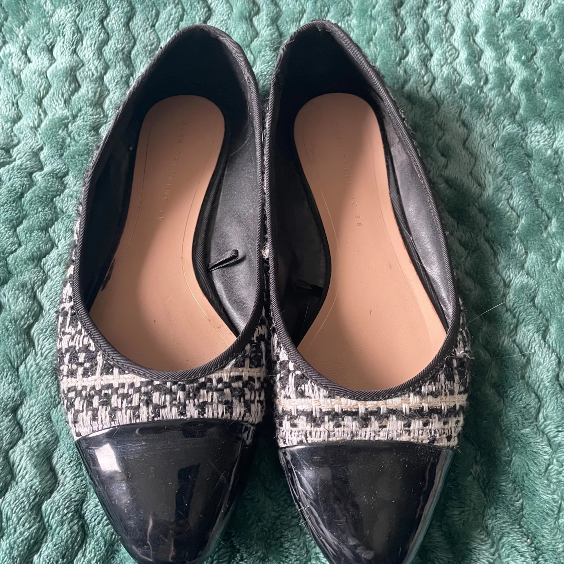 Svarta ballerinaskor med mönster