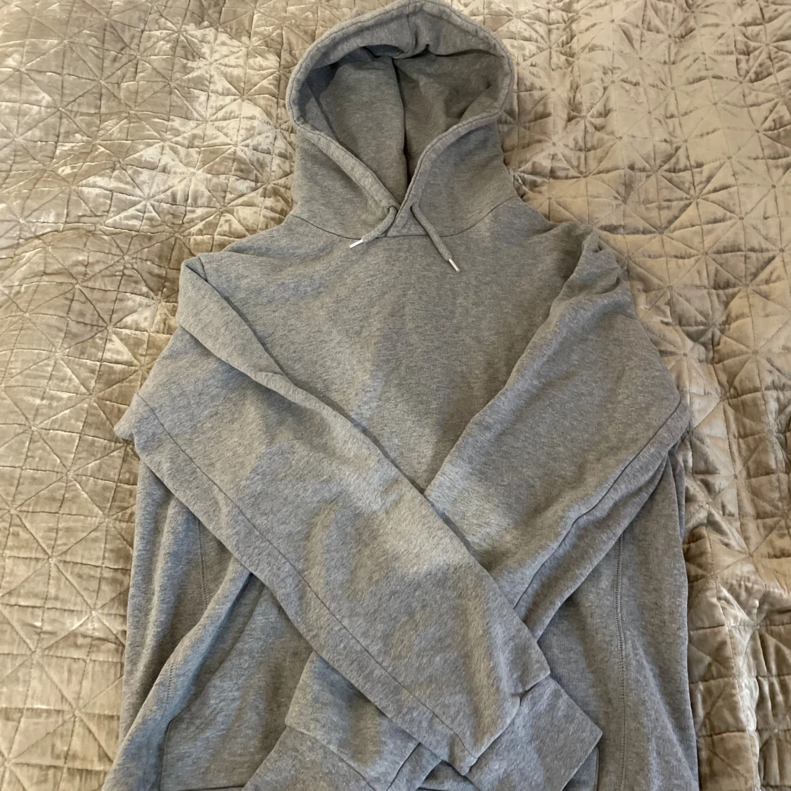 Grå basic hoodie med huva