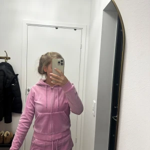 Juicy couture  - Rosa sett byxor xs tröja s, en för 300kr eller båda för 600kr