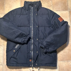 Mörkblå pufferjacka från Bondelid  - Hej, säljer en mörkblå jacka från bondelid den är knappast använd så i mycket fint skick. Den är i storlek S men passar också som M. En bra jacka att styla med hoodie 