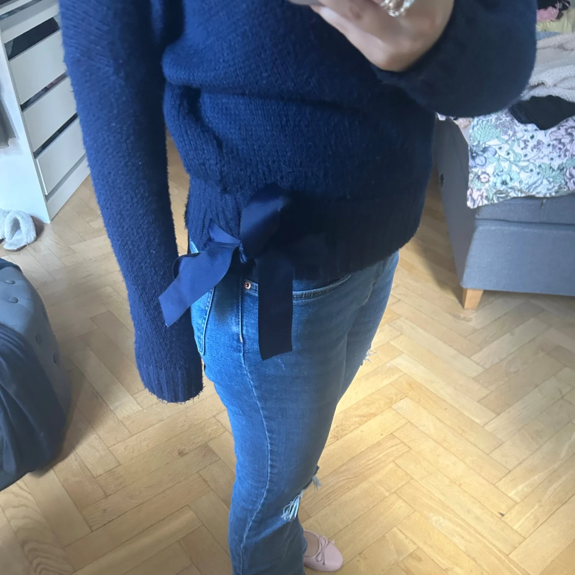 Mörkblå stickad tröja med rosett - 1