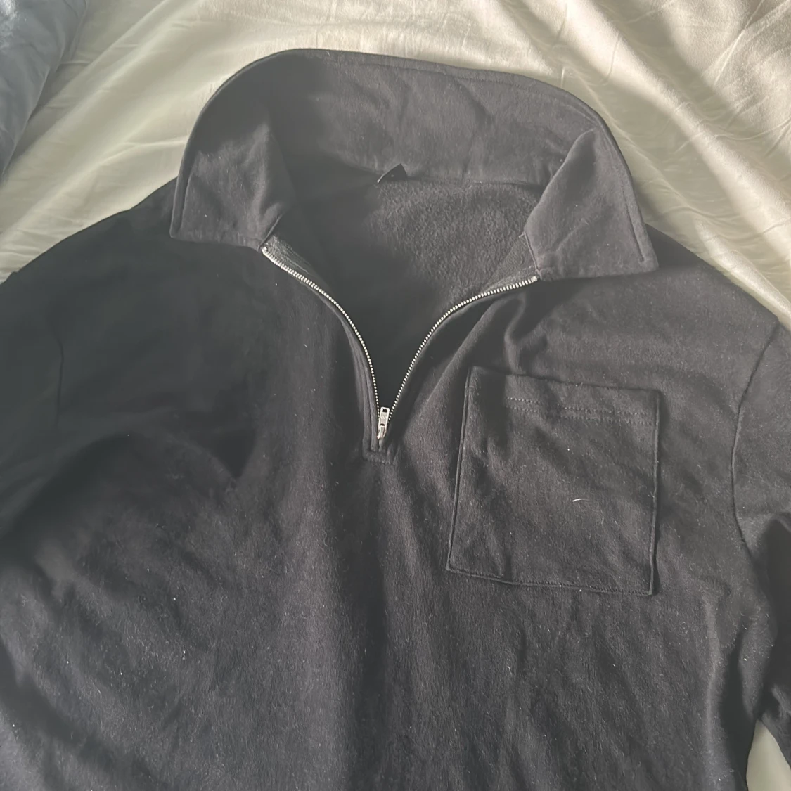 Svart långärmad tröja med half zip - 1