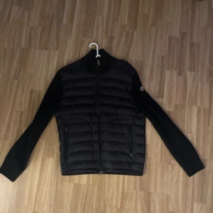 Moncler cardigan - Moncler cardigan i strl L, passar M. Väldigt bra skick, har kvar tags osv. Moncler lappen i nacken är lös på ena sidan annars fel fri. Snabb affär längre pris