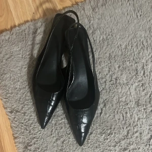 Svarta pumps med spetsig tå - Säljer ett par svarta pumps med spetsig tå och låg klack. Skorna är fortfarande i bra skick! Och as snygga till en utekväll eller annat🤍