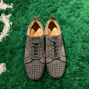 Christian Louboutin Junior Spike grå - Säljer dessa grå loubs i strl 45, ingen box men extra spikar ingår!  ———   🇨🇳🐼!!