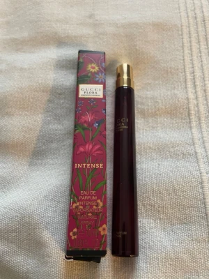 Gucci Flora Intense EdP 10ml - Gucci Flora Gorgeous Gardenia Intense Eau de Parfum i smidig 10 ml spray. Perfekt storlek för väskan och snygg, färgstark förpackning som sticker ut. En trendig accessoar för dig som vill ha något extra. Nypris 279 kronor, använt 3 sprayer.