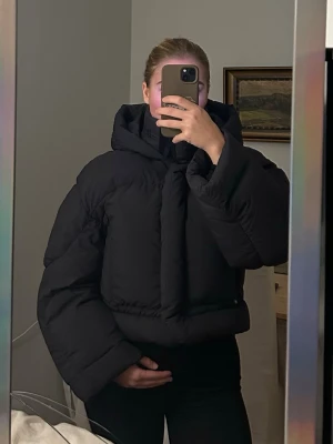 Svart pufferjacka från Acne Studios - Säljer en svart pufferjacka från Acne Studios. Jackan har broderad logga på kragen och stängs med dold dragkedja. Storlek 34. Ny med tags kvar