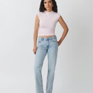 Ljusblå low waist jeans  - Säljer ett par ljusblå jeans från Gina. Dem är low waist och straight i modellen. Säljer dem då dem är försmå för mig tyvvär💗kan skicka egna bilder privat om de önskas såklart! Pris kan diskuteras 