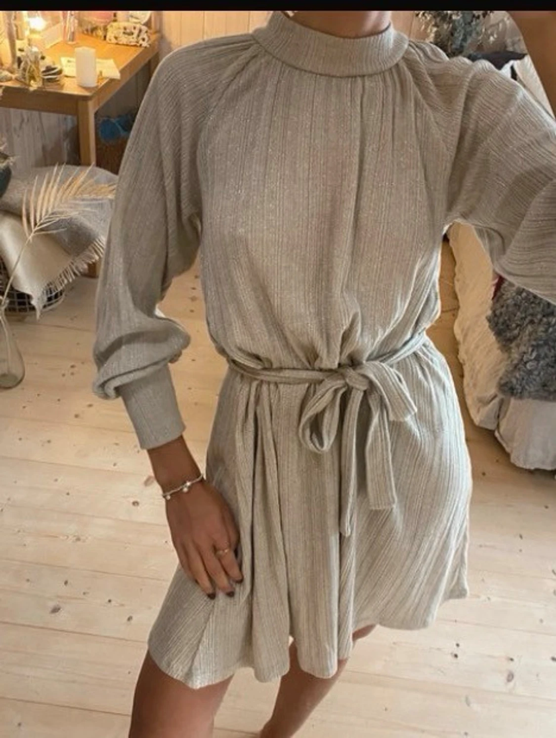 Glittrig beige klänning