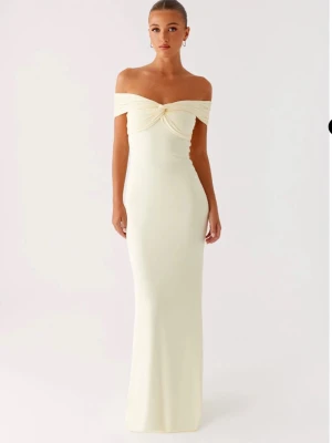 gul långklänning från peppermayo  - Supersnygg klänning i ljusgul färg med offshoulder och twistad detalj vid bysten. Klänningen har en figurnära passform och är axelbandslös, perfekt inför balen eller liknade! Helt ny med lappar och allting kvar, endast provad en gång!