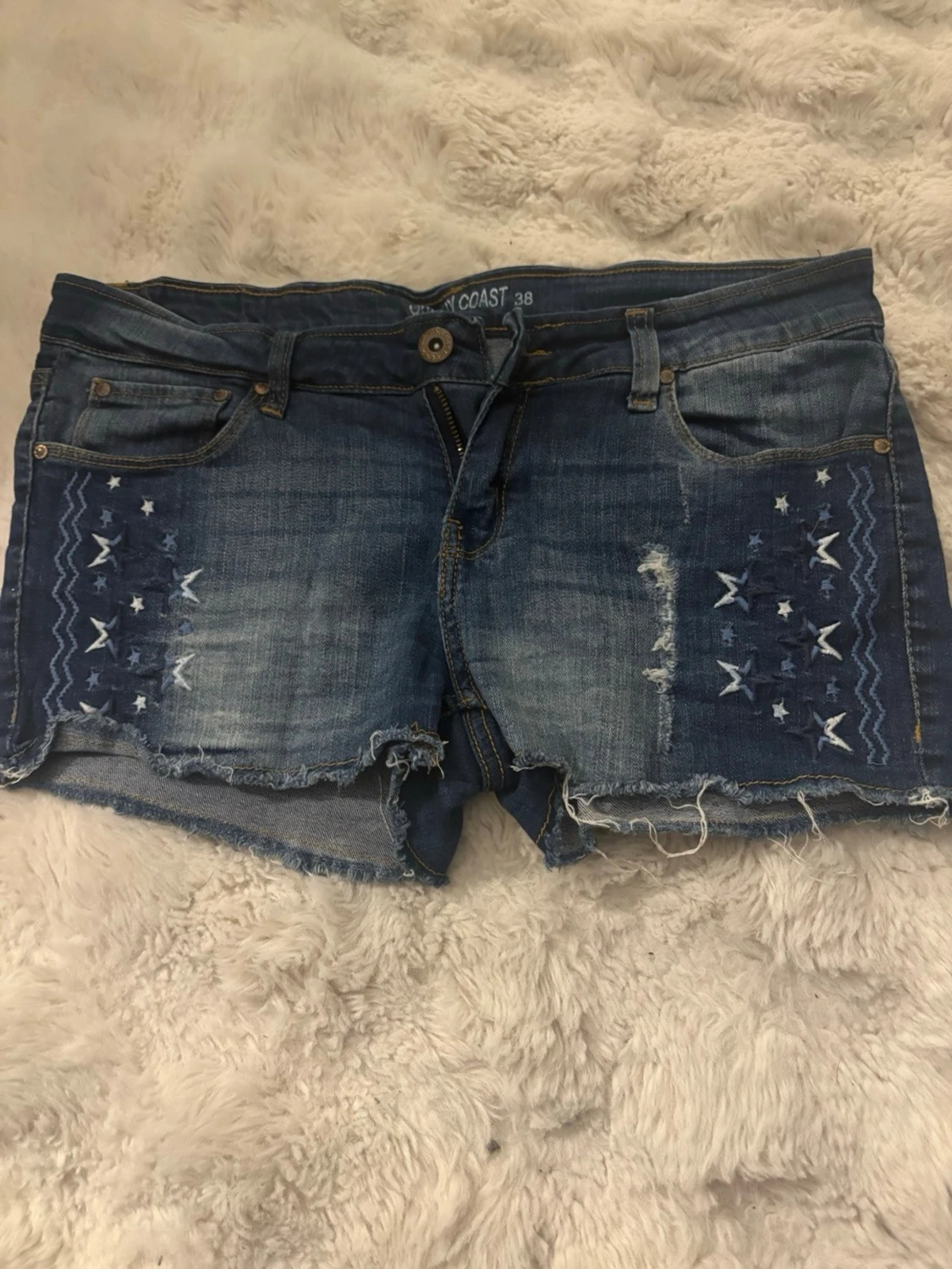 Blå jeansshorts med broderi ifrån  Green Coast