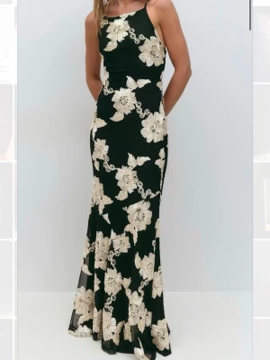 Gina Tricot embroidery dress  - Svart embroidery dress med vita blommor från Gina Tricot. Jätte fin långklänning perfekt för bal och sommaren  