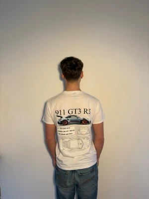 Porsche 911 GT3 RS t-shirt - Nu har vårt uf-företag lanserat våran första kollektion. Vit t-shirt med stort tryck på ryggen av en Porsche 911 GT3 RS. Fast pris gäller 265kr. Vi hade uppskattat om ni vill stötta vårar uf-företag. 