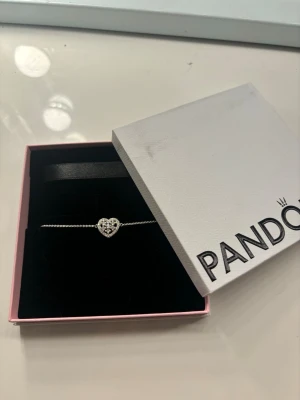 Pandora Silver Armband - Jätte fint silvrigt Pandora armband. Har aldrig haft på mig förut. Fick som present. Pris kan diskuteras. 