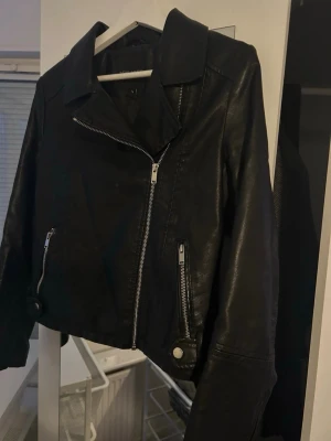 Svart skinnjacka f - Säljer en svart skinnjacka 