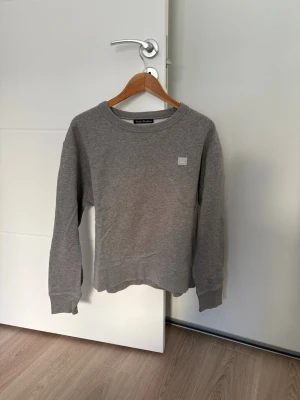Acne tröja  - Säljer min Acne Studios crewneck tröja som inte kommer till användning. 9/10 skick, nypris ca 3000-3500kr. Hör av dig om du har några funderingar!