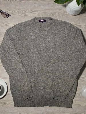 Kashmirtröja från Stenströms  -   Märke: Stenströms *   Pris: 1299kr *   Storlek: M *   Skick: Mycket bra *   Mått:     *  Axel till axel: 39     *   Längd (botten till topp) 67🥹 *   Övrigt:     *   Frågor och erbjudanden: Kontakta mig     *   Erbjudande: Spara upp till 20% genom     att köpa fler produkter. Den sälj inte mer och är deras gamla lilla tag som är otroligt snygg och därmed sällsynt. 100% Kashmir    