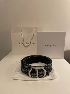 Bälte - Säljer ett stilrent svart bälte med deras ikoniska mönster. Kommer i originalförpackning. Helt ny aldrig använd. OBS PRIS KAN DISKUTERAS OCH SKRIV FÖR FLERA BILDER.