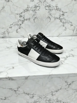 Valentino Flycrew Skor - Svarta Valentino flycrew Skor | Storlek: 44, fråga om innermått vid osäkerhet | ingår: Box | Material: Läder | Tveka inte att höra av dig vid minsta fundering eller fråga!