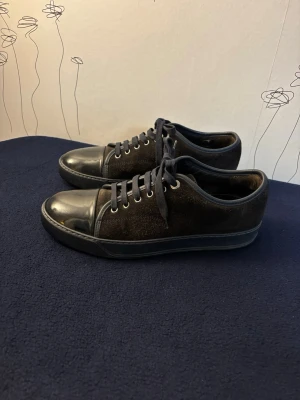 Svarta sneakers från Lanvin i mocka - Super bra skick som nya, storlek 41,5 EU men passar även 42. Vid frågor så är det bara att höra av sig!😊