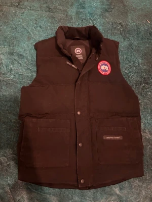 Canada Gosse väst - Säljer en canada gosse väst size XS ej tecken på användning säljer för 2000 pris kan discuterad passar typ 165-175 självklart äkta 