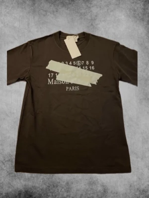 Maison Margiela t-shirt - Riktigt fet t-shirt från ” Maison Margiela ” i storlek S. Priset är inte bankat i sten så hör av er!! 