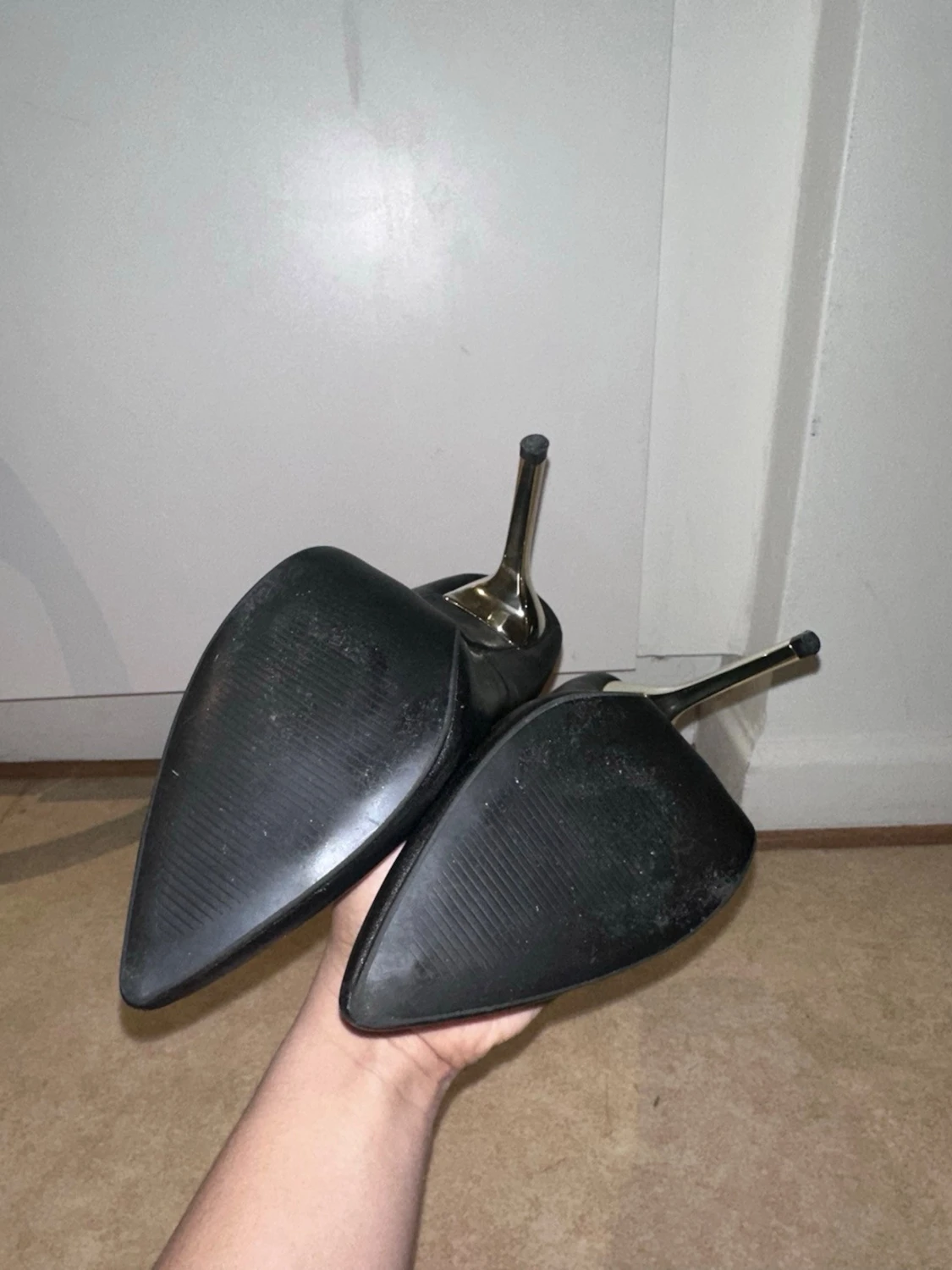 Svarta pumps med guldfärgade klackar - 5