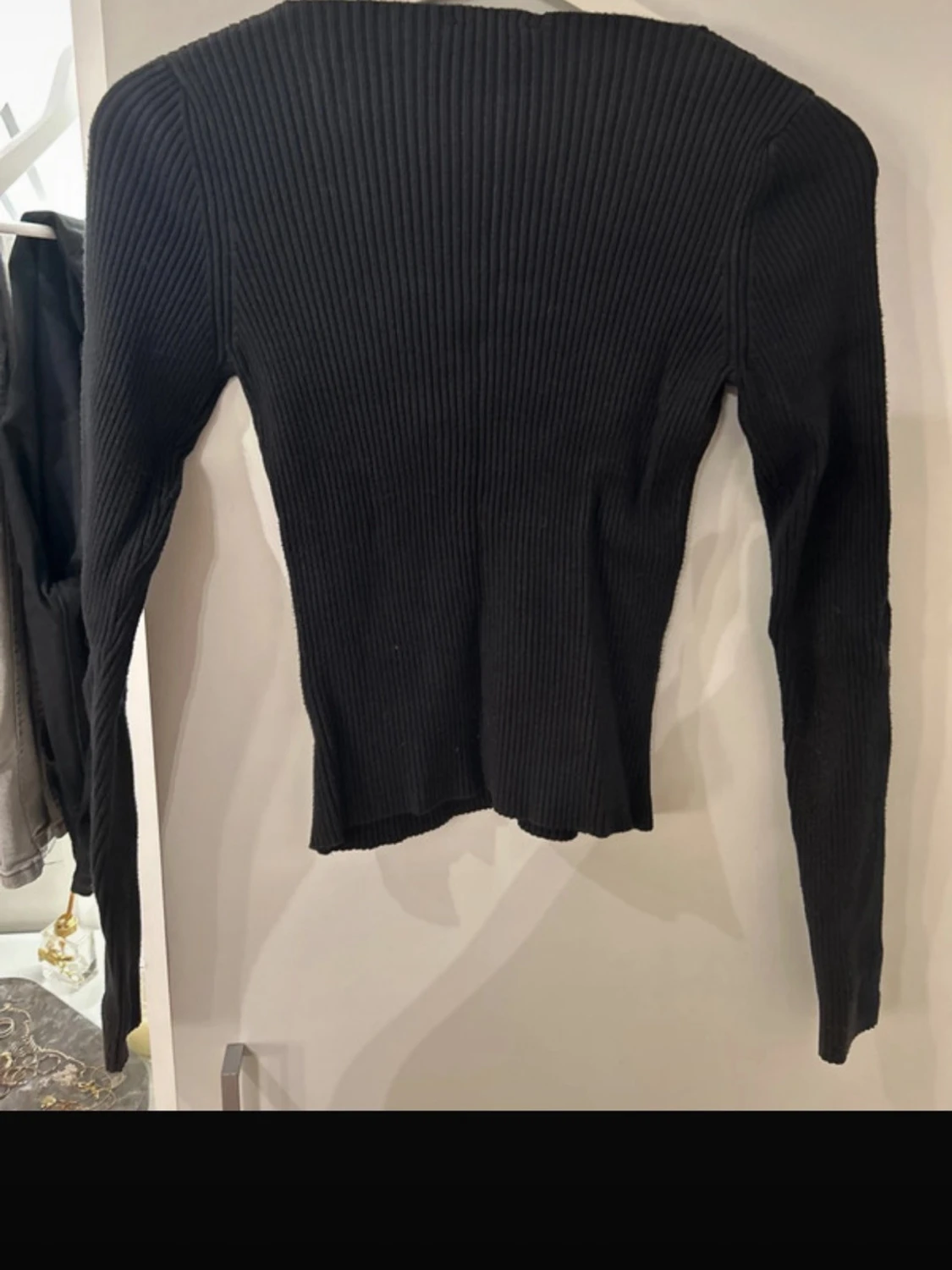 Svart ribbad stickad tröja - 2