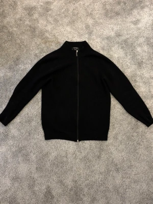Cardigan från Gran Sasso - Skön svart stickad cardigan från Gran Sasso. Tröjan har en normal passform och är extremt bekväm att bära. Perfekt för en stilren men skön look! Tröjan är i bra skick och har inga defekter osv. Strl 52(sitter som strl S)! Orginal pris: 3499kr Mitt pris:1299kr! Skriv vid minsta fundering eller vid önskemål av fler bilder!💯