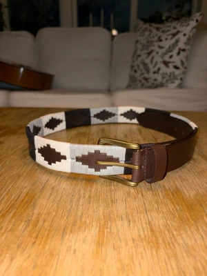 Black & white Nordfors bälte - Helt nytt skärp för endast 339 kr, de finns i storlek 80-100 cm . Handgjorda med mjukt högkvalitets läder med brodering i svart, vit och grå färg. Gör så att din outfit sticker ut mer med Nordfors bälten!