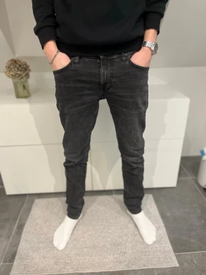 Lee Jeans herr  - Vi på Studio II Resell har fått in ett par goa Jeans i storlek 29/32. Skicket är mycket bra och vi säljer för endast 199kr💸 Hör av er vid frågor angående byxorna💙💯 // Studio II Resell 