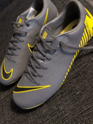 Nike mercurial fotbollsskor 42 - Oanvända. Köpta från Stadium. Storlek 42