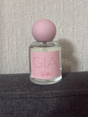 GIA parfym Rebecca Stella - Trendig parfym med stilren design och rosa detaljer. Perfekt för dig som vill ha en modern touch på din doftsamling. Flaskans utseende gör den till ett snyggt tillskott på sminkbordet.