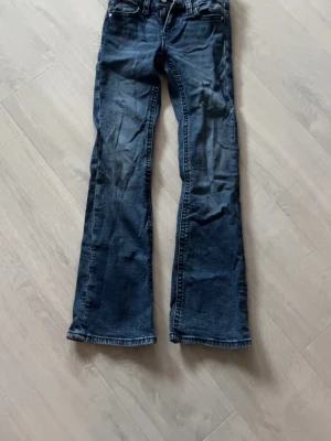 Blå bootcut jeans med fickdetaljer - Säljer ett par mörkblåa bootcut jeans från gina young avdelningen