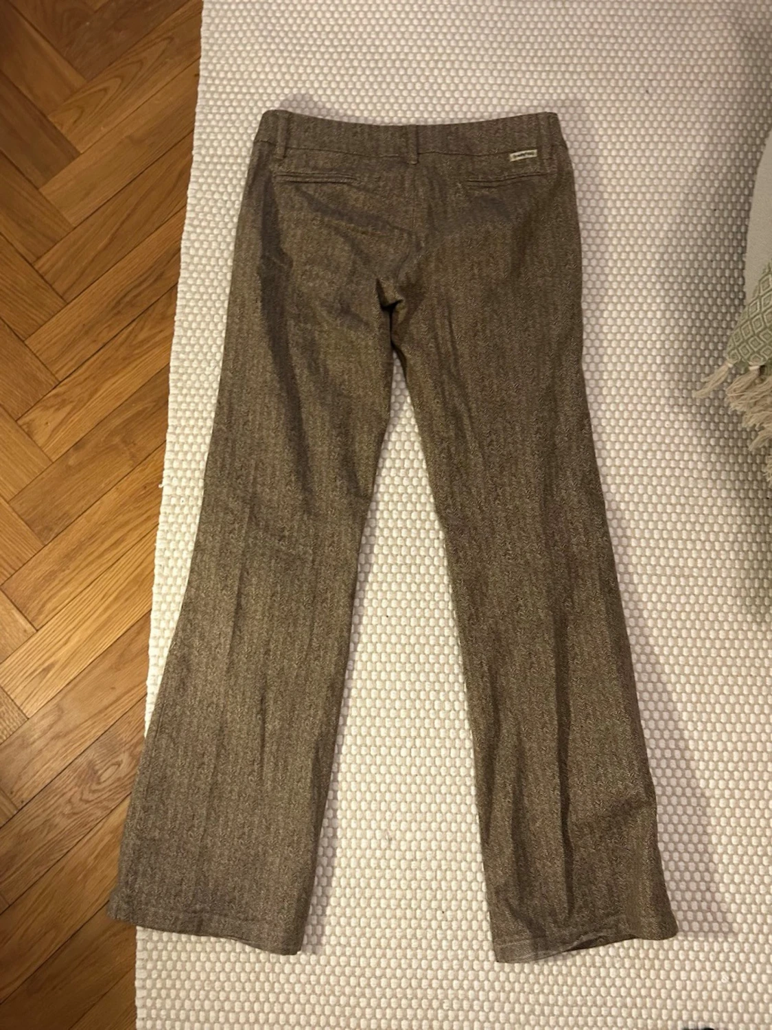 Bruna mönstrade byxor från Embargo - 5