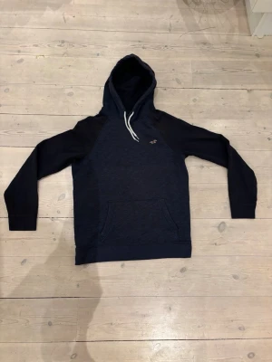 Hollister hoodie M - hoodie från självaste Hollister, hoodien är i strlk M o sitter bra! Väldigt populär design!