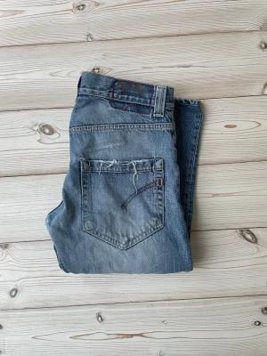 Dondup jeans - Säljer nu ett par Dondup Jeans👖                                                              Storlek: W30, Skick: 7/10(Kolla sista bilden), Nypris: 3799kr, Vårat pris: 549kr. Skriv vid minsta fråga, Fraktar alltid inom 24h efter köp📦