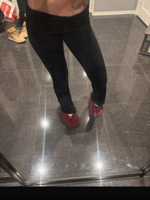 Svarta yoga pants  - Säljer ett par svarta yoga med låg midja och tight passform. De är stretchiga och sitter riktigt snyggt på benen. Jättesköna oxå! 