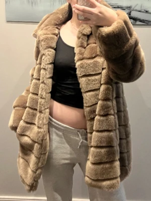 Beige pälsjacka från CKN Scandinavia - Säljer en fluffig beige pälsjacka från CKN of Scandinavia i storlek M. Jackan har bred krage, horisontella sömmar och är helfodrad med glansigt tyg. Perfekt för dig som vill ha en statement jacka med lyxig känsla och oversized passform. (please message me in english and please send me an offer!)